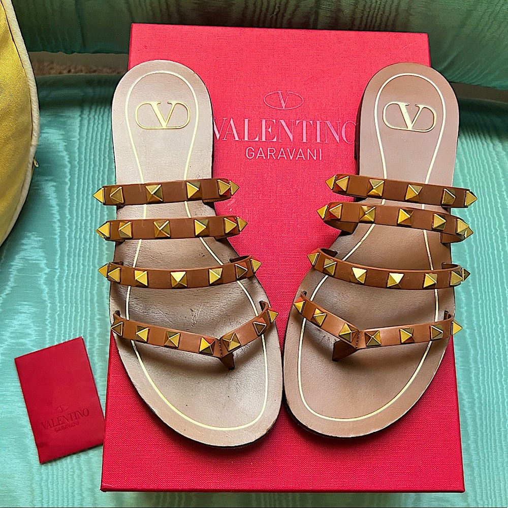 Valentino Garavani Rockstud Flair Thong Leather Sandal Size 37 in Tan/Brown 🤎